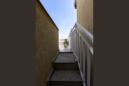 Escada de acesso de casa para alugar com 1 quarto, 11m² em Vila Boa Vista, Barueri