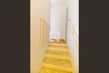 Escada de casa de condomínio para alugar com 3 quartos, 260m² em Tamboré, Santana de Parnaíba