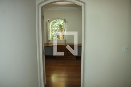 Corredor de casa de condomínio para alugar com 7 quartos, 591m² em Chácaras Eliana, Cotia