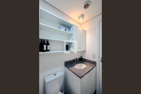 Banheiro de kitnet/studio para alugar com 1 quarto, 24m² em Liberdade, São Paulo