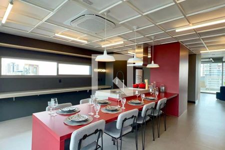 Cozinha moderna com iluminação adequada e mobiliário minimalista. de apartamento à venda com 1 quarto, 24m² em Pompeia, São Paulo