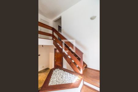 Escada de casa de condomínio para alugar com 4 quartos, 490m² em Alphaville, Santana de Parnaíba