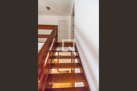 Escada de casa de condomínio para alugar com 4 quartos, 490m² em Alphaville, Santana de Parnaíba