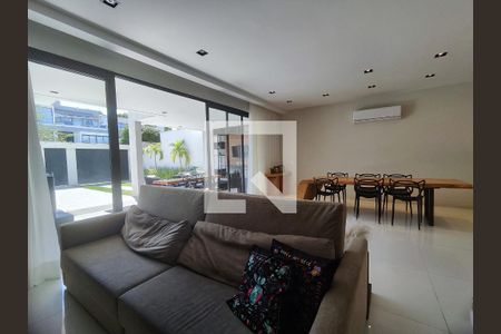 Sala de casa de condomínio à venda com 3 quartos, 372m² em Recreio dos Bandeirantes, Rio de Janeiro