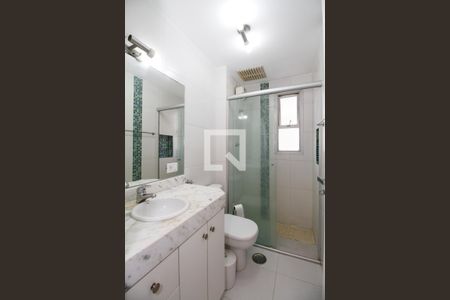 Banheiro de kitnet/studio para alugar com 1 quarto, 33m² em Pinheiros, São Paulo