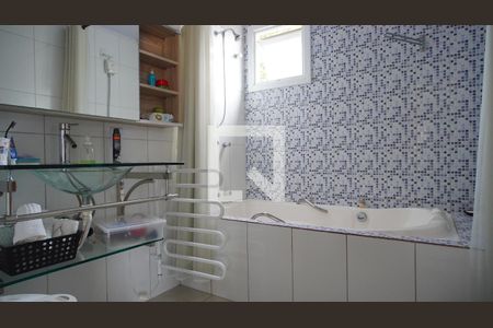 Banheiro suite 1 de casa à venda com 4 quartos, 353m² em Morro Santana, Porto Alegre