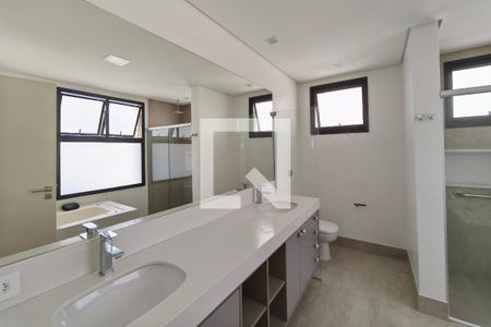 Banheiro Suíte de casa de condomínio para alugar com 3 quartos, 234m² em Swiss Park, Campinas