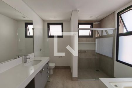 Banheiro Suíte de casa de condomínio para alugar com 3 quartos, 234m² em Swiss Park, Campinas