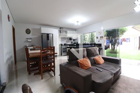 Sala 1 de casa para alugar com 2 quartos, 176m² em Presidente Roosevelt, Uberlândia