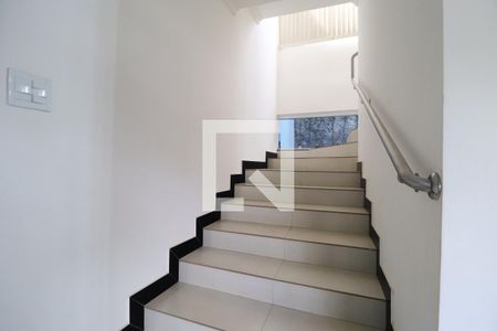 Escada de casa para alugar com 2 quartos, 176m² em Presidente Roosevelt, Uberlândia