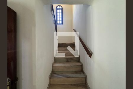 Escada de casa para alugar com 4 quartos, 240m² em Vila Universal, Barueri