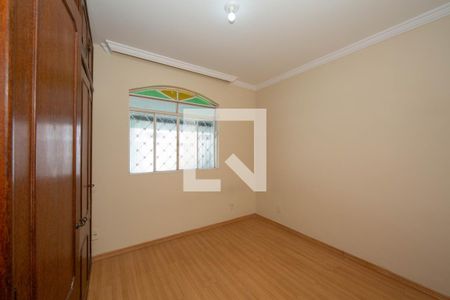 QUARTO1 de casa para alugar com 3 quartos, 360m² em Camargos, Belo Horizonte