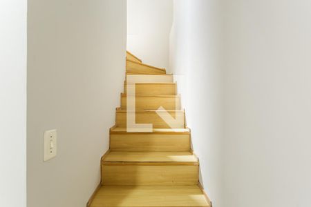 Escada de apartamento para alugar com 1 quarto, 54m² em Indianópolis, São Paulo