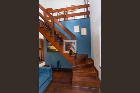 Escada de casa para alugar com 4 quartos, 249m² em Jardim Marisa, São Paulo