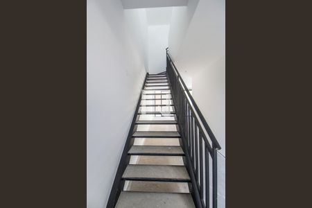 Escada de casa de condomínio à venda com 2 quartos, 230m² em Centro Empresarial Tamboré, Santana de Parnaíba