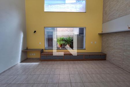 Sala de casa de condomínio para alugar com 3 quartos, 142m² em Piratininga, Niterói