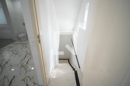 Escada Quartos de casa para alugar com 3 quartos, 140m² em Jardim do Lago, São Paulo