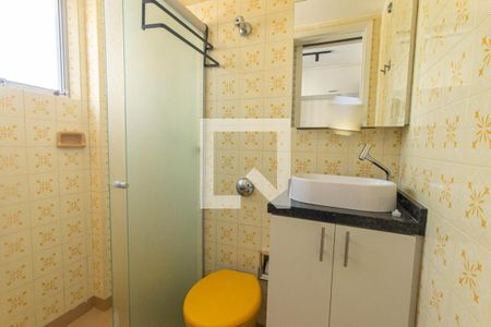 Banheiro Social de kitnet/studio para alugar com 1 quarto, 17m² em Centro, Curitiba