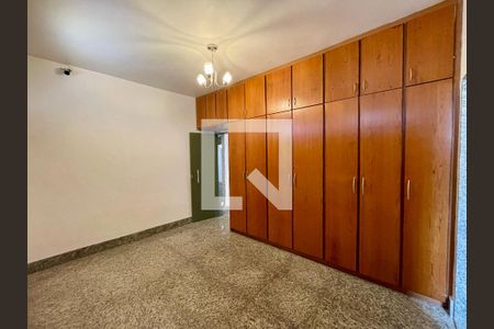 Casa à venda com 3 quartos, 360m² em Floresta, Belo Horizonte