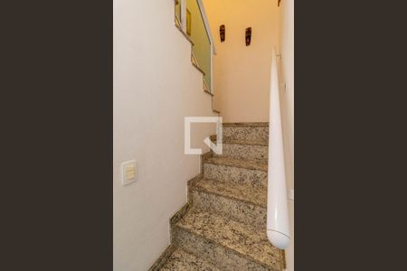 Escada de casa à venda com 2 quartos, 190m² em Vila Minerva, São Paulo