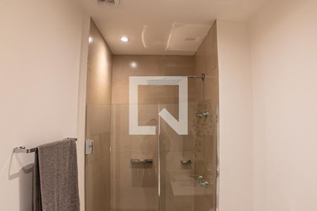 Banheiro de kitnet/studio para alugar com 0 quarto, 30m² em Santo Amaro, São Paulo