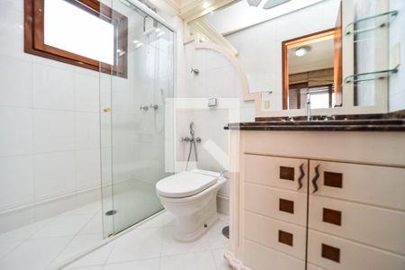 Banheiro da Suíte de apartamento para alugar com 3 quartos, 230m² em Jardim Lindóia, Porto Alegre
