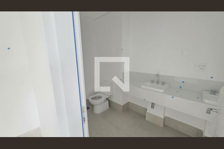 Banheiro  de apartamento à venda com 3 quartos, 182m² em Alto de Pinheiros, São Paulo