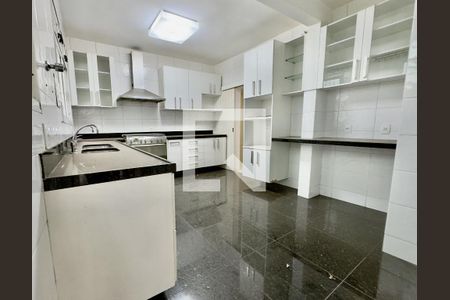 Casa à venda com 4 quartos, 300m² em Vila Paris, Belo Horizonte