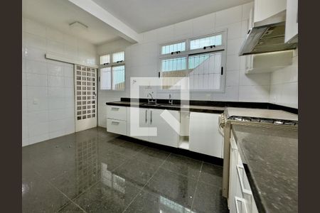Casa à venda com 4 quartos, 300m² em Vila Paris, Belo Horizonte