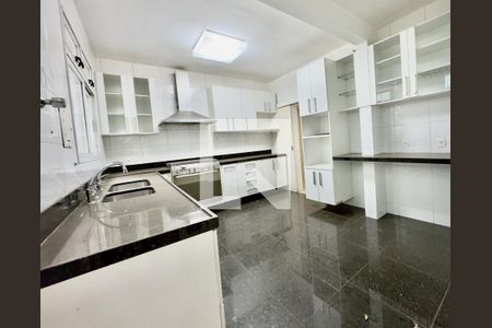 Casa à venda com 4 quartos, 300m² em Vila Paris, Belo Horizonte