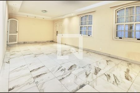 Casa à venda com 4 quartos, 300m² em Vila Paris, Belo Horizonte