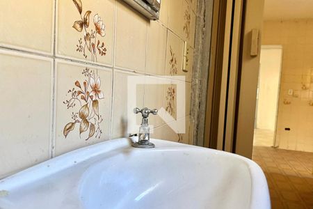 Banheiro 1 de casa para alugar com 2 quartos, 80m² em Jardim Itacolomi, São Paulo