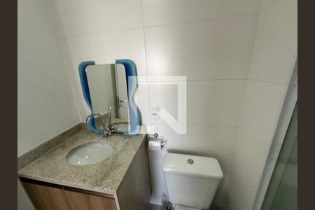 Banheiro de apartamento à venda com 1 quarto, 43m² em Jardim Tupanci, Barueri