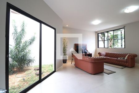 Sala de casa para alugar com 3 quartos, 331m² em Jardim Karaíba, Uberlândia