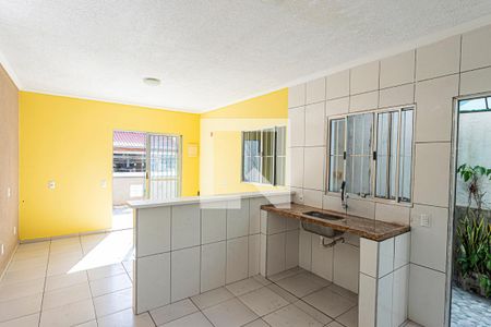 Sala e cozinha de casa para alugar com 2 quartos, 70m² em Parque Nações Unidas, São Paulo
