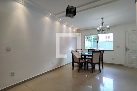 Sala de casa de condomínio para alugar com 3 quartos, 181m² em Pechincha, Rio de Janeiro