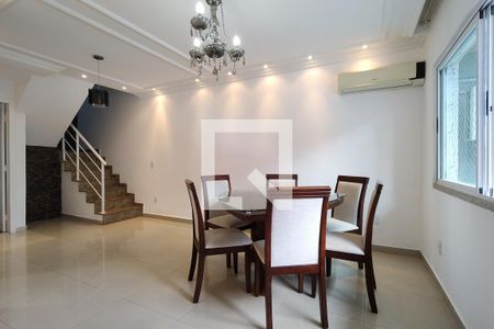 Sala de casa de condomínio para alugar com 3 quartos, 181m² em Pechincha, Rio de Janeiro