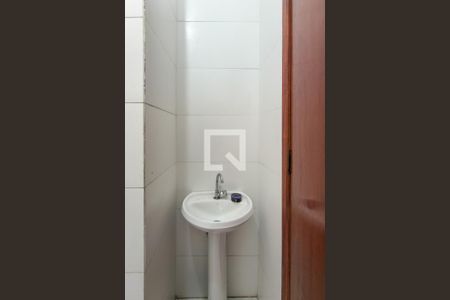 Banheiro  de casa de condomínio para alugar com 2 quartos, 55m² em Jardim Melvi, Praia Grande