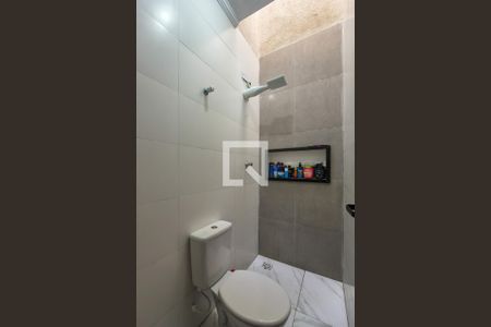 Banheiro  de casa de condomínio para alugar com 2 quartos, 55m² em Jardim Melvi, Praia Grande