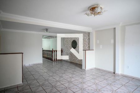 Casa para alugar com 4 quartos, 300m² em Vila Santo Estefano, São Paulo