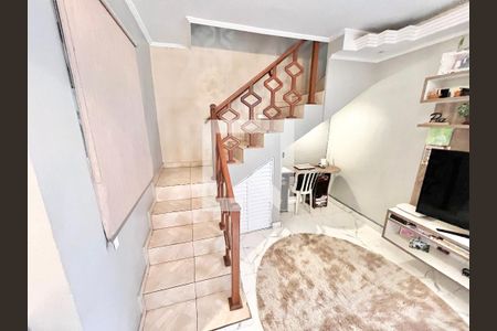 Escada de casa para alugar com 3 quartos, 165m² em Jardim Vista Alegre, São Paulo