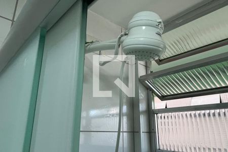 Banheiro de kitnet/studio para alugar com 1 quarto, 21m² em Ponta da Praia, Santos