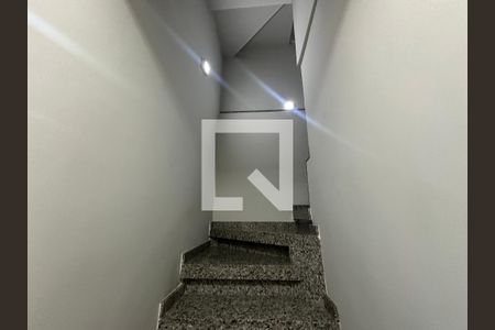 Escada de casa para alugar com 4 quartos, 277m² em Nova Aldeinha, Barueri