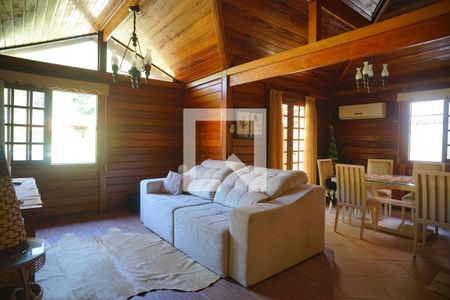 Sala de casa de condomínio para alugar com 3 quartos, 280m² em Flamengo, Maricá