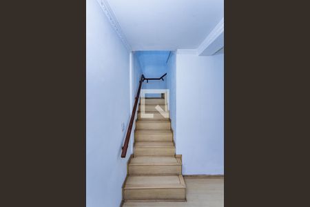 Escada de casa para alugar com 4 quartos, 309m² em Jardim Maristela, São Paulo