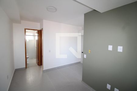 Sala / Cozinha de apartamento para alugar com 1 quarto, 28m² em Vila Mazzei, São Paulo