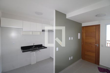 Sala / Cozinha de apartamento para alugar com 1 quarto, 28m² em Vila Mazzei, São Paulo