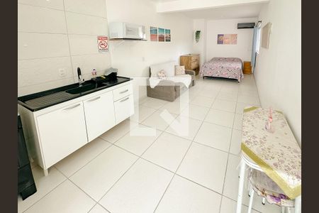 Sala/Cozinha de kitnet/studio para alugar com 1 quarto, 17m² em São João do Rio Vermelho, Florianópolis