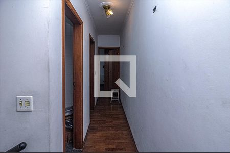 corredor para os cômodos superiores_1 de casa à venda com 3 quartos, 100m² em Jardim Maria Estela, São Paulo