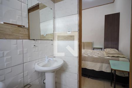 Banheiro de kitnet/studio para alugar com 1 quarto, 25m² em Rio Tavares, Florianópolis